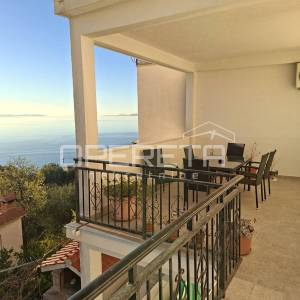 Prostrana višestambena kuća blizu mora, Mali Rat