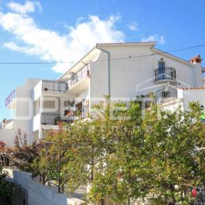 Prostrana višestambena kuća blizu mora, Mali Rat