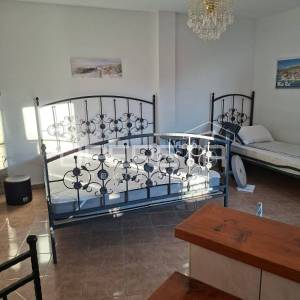 Prostrana višestambena kuća blizu mora, Mali Rat