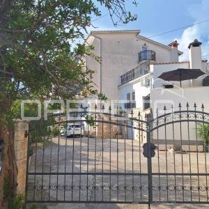 Prostrana višestambena kuća blizu mora, Mali Rat