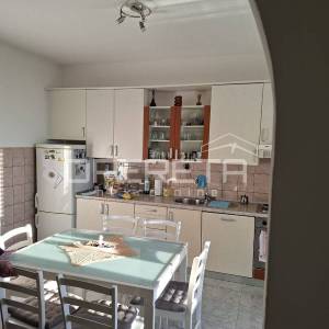 Prostrana višestambena kuća blizu mora, Mali Rat