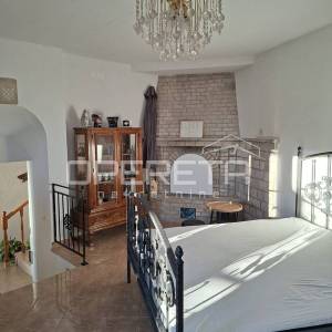 Prostrana višestambena kuća blizu mora, Mali Rat