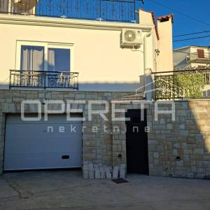 Prostrana višestambena kuća blizu mora, Mali Rat