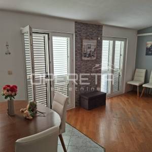 Prostrana višestambena kuća blizu mora, Mali Rat