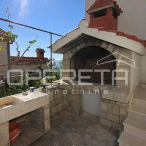 Prostrana višestambena kuća blizu mora, Mali Rat