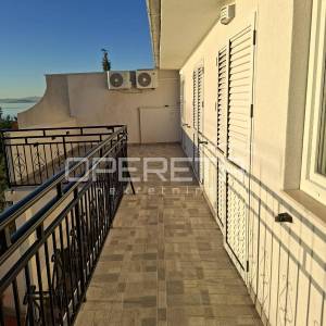 Prostrana višestambena kuća blizu mora, Mali Rat