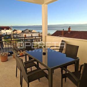 Prostrana višestambena kuća blizu mora, Mali Rat