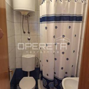 Prostrana višestambena kuća blizu mora, Mali Rat