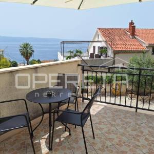 Prostrana višestambena kuća blizu mora, Mali Rat