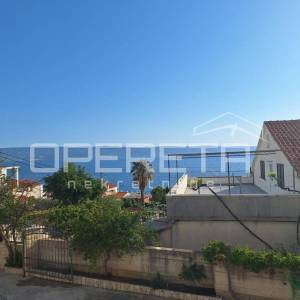 Prostrana višestambena kuća blizu mora, Mali Rat