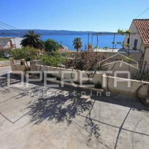 Prostrana višestambena kuća blizu mora, Mali Rat