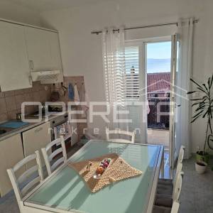 Prostrana višestambena kuća blizu mora, Mali Rat