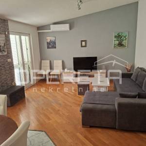 Prostrana višestambena kuća blizu mora, Mali Rat