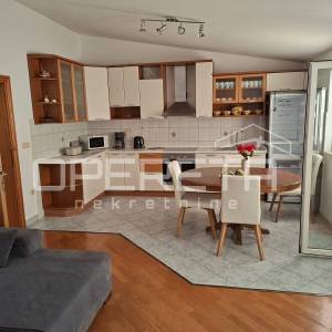 Prostrana višestambena kuća blizu mora, Mali Rat