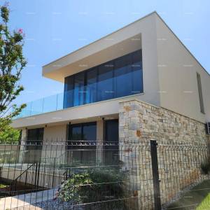 Prvi red do mora! Luksuzna kuća u Umagu, 300 m od mora - savršena za obitelj s modernim sadržajima