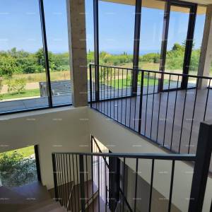 Prvi red do mora! Luksuzna kuća u Umagu, 300 m od mora - savršena za obitelj s modernim sadržajima