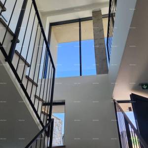 Prvi red do mora! Luksuzna kuća u Umagu, 300 m od mora - savršena za obitelj s modernim sadržajima