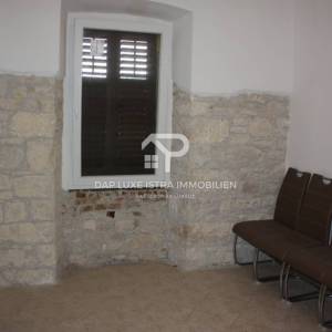 Pula Centar stan 70m2 za adaptaciju u blizini Rive 