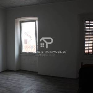 Pula Centar stan 70m2 za adaptaciju u blizini Rive 