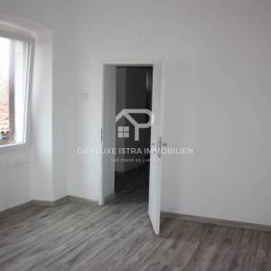 Pula Centar stan 70m2 za adaptaciju u blizini Rive 