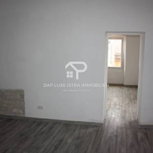 Pula Centar stan 70m2 za adaptaciju u blizini Rive 