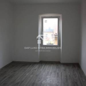 Pula Centar stan 70m2 za adaptaciju u blizini Rive 