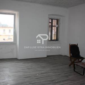 Pula Centar stan 70m2 za adaptaciju u blizini Rive 