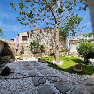 Pula Galižana. Renovirana kuća sa fantastičnim vrtom.