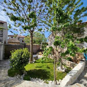 Pula Galižana. Renovirana kuća sa fantastičnim vrtom.