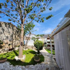 Pula Galižana. Renovirana kuća sa fantastičnim vrtom.