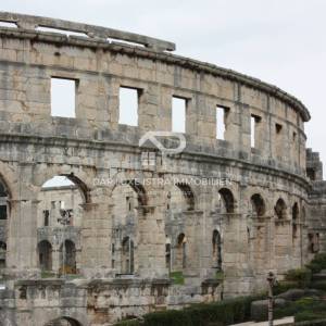 Pula - Jedinstven stan 68m2 s pogledom na Arenu i more