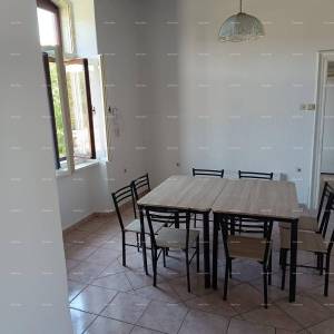 Pula. Kuća s poslovnim prostorom i garažom! Blizina Sindarele.