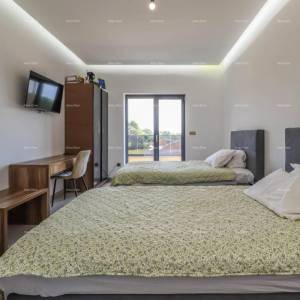 Pula - Loborika. Nova samostojeća kuća sa bazenom. Kvalitetno izgrađena i uređena.