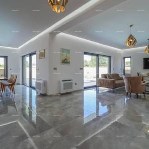 Pula - Loborika. Nova samostojeća kuća sa bazenom. Kvalitetno izgrađena i uređena.