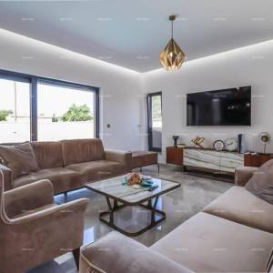 Pula - Loborika. Nova samostojeća kuća sa bazenom. Kvalitetno izgrađena i uređena.