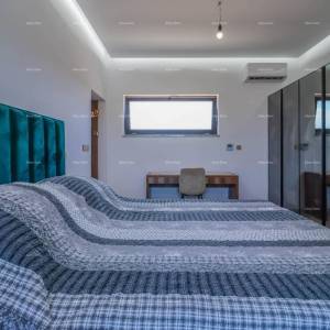 Pula - Loborika. Nova samostojeća kuća sa bazenom. Kvalitetno izgrađena i uređena.