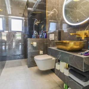 Pula - Loborika. Nova samostojeća kuća sa bazenom. Kvalitetno izgrađena i uređena.