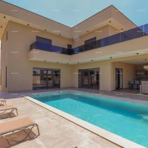 Pula - Loborika. Nova samostojeća kuća sa bazenom. Kvalitetno izgrađena i uređena.