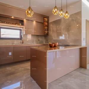 Pula - Loborika. Nova samostojeća kuća sa bazenom. Kvalitetno izgrađena i uređena.