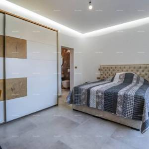 Pula - Loborika. Nova samostojeća kuća sa bazenom. Kvalitetno izgrađena i uređena.