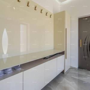 Pula - Loborika. Nova samostojeća kuća sa bazenom. Kvalitetno izgrađena i uređena.