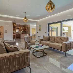 Pula - Loborika. Nova samostojeća kuća sa bazenom. Kvalitetno izgrađena i uređena.