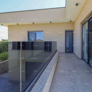 Pula - Loborika. Nova samostojeća kuća sa bazenom. Kvalitetno izgrađena i uređena.