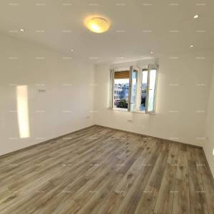 Pula – renoviran dvosobni stan u centru, 72,83 m². Stan se nalazi na tržnici.
