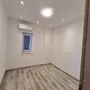 Pula – renoviran dvosobni stan u centru, 72,83 m². Stan se nalazi na tržnici.