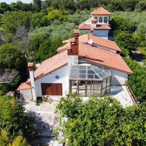 Pula Savršen mir i potencijal: nekretnina s 12 spavaćih soba, bazenom i prekrasnim pogledom na more u Pomeru