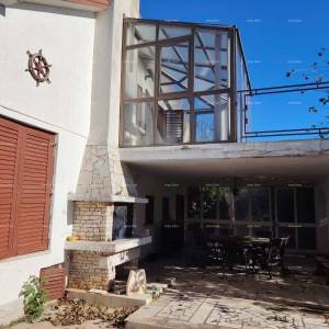 Pula Savršen mir i potencijal: nekretnina s 12 spavaćih soba, bazenom i prekrasnim pogledom na more u Pomeru