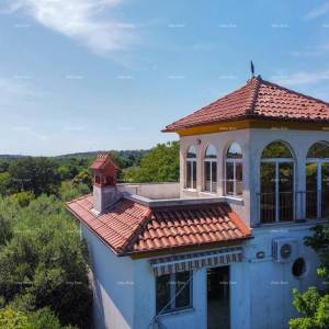 Pula Savršen mir i potencijal: nekretnina s 12 spavaćih soba, bazenom i prekrasnim pogledom na more u Pomeru