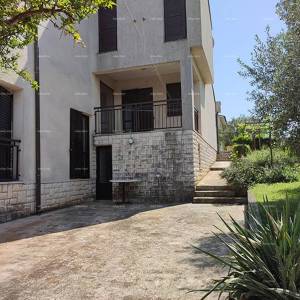 PULA – Škatari, obiteljska samostojeća kuća s velikom okućnicom