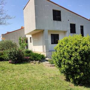 PULA – Škatari, obiteljska samostojeća kuća s velikom okućnicom